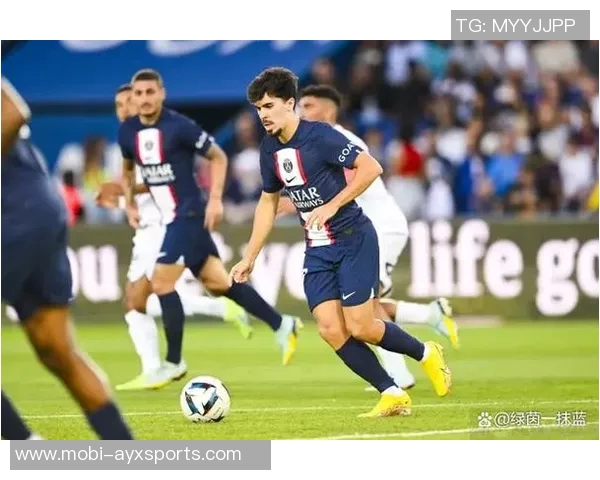 伊涅斯塔荣获环足奖生涯贡献奖与德约维蒂尼亚合影庆祝